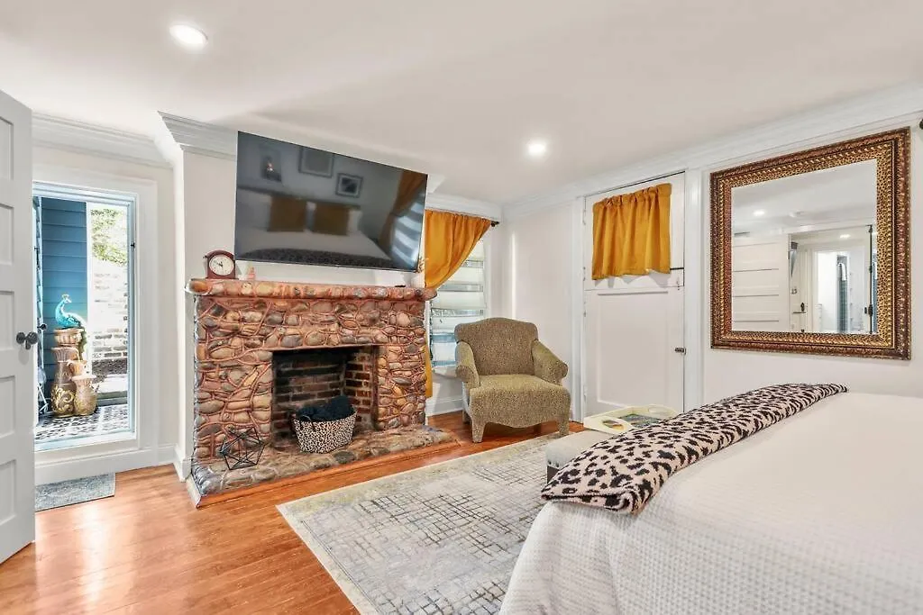 New2/2 Garden Apartment Historic Savannah